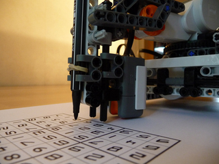 Illustration for article titled Lego Roboto Solves Sudoku
